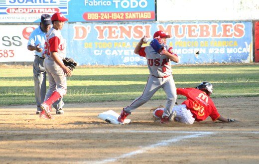 Un jugador de Estados Unidos pone out a uno de dominicana.